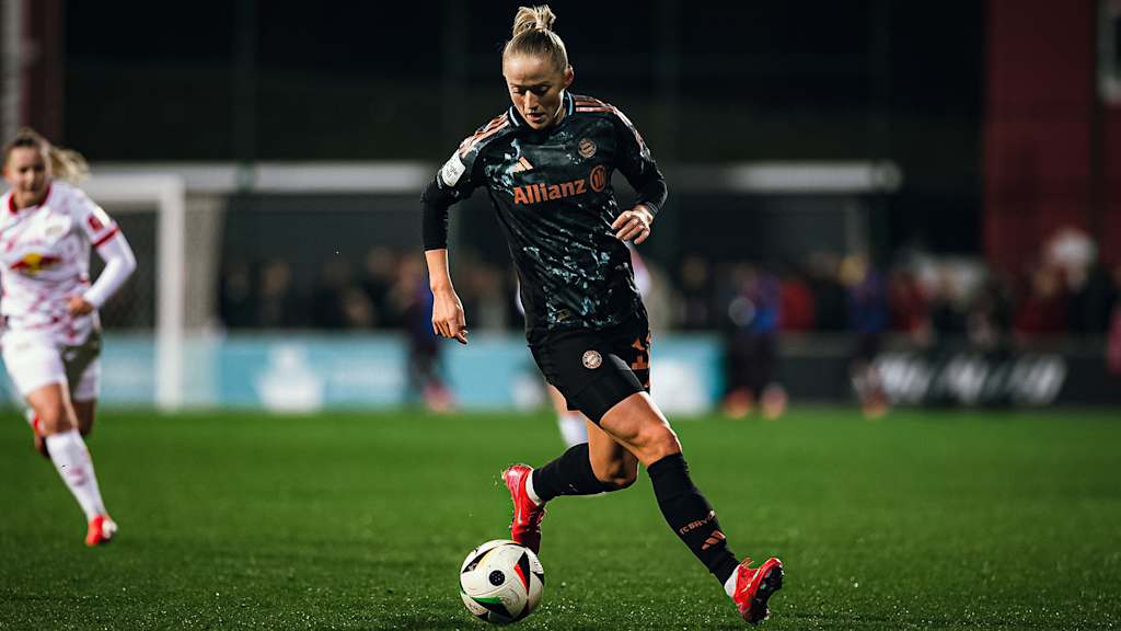 Lea Schüller in FC Bayern Women's match at RB Leipzig