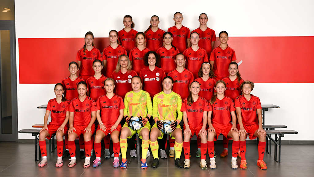 Das Mannschaftsfoto der U15-Juniorinnen des FC Bayern München.