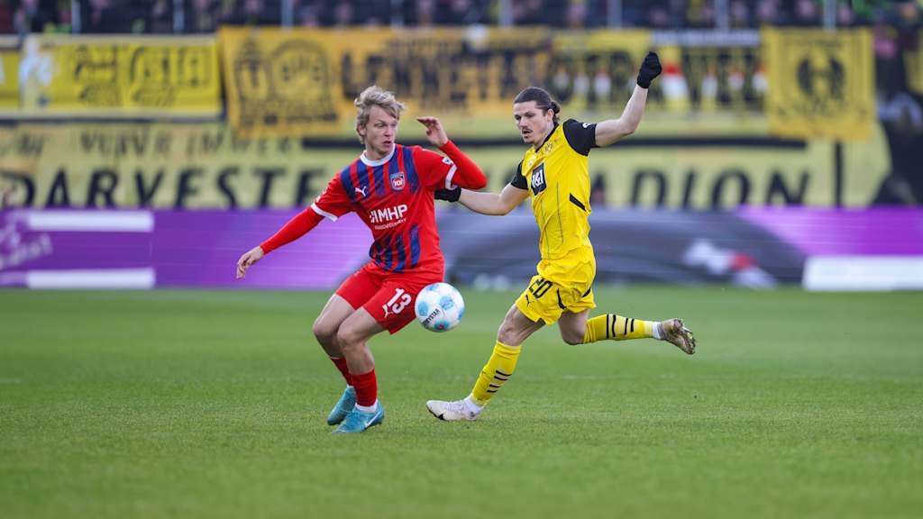 Frans Krätzig mit dem Ball am Fuß im Heimspiel gegen Borussia Dortmund