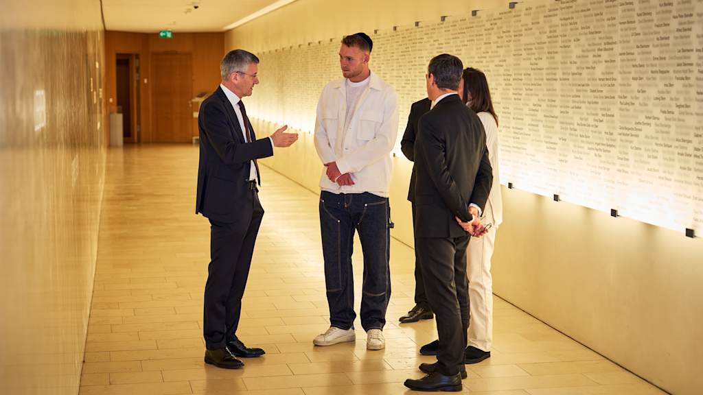 Herbert Hainer und Daniel Peretz in der Synagoge in München