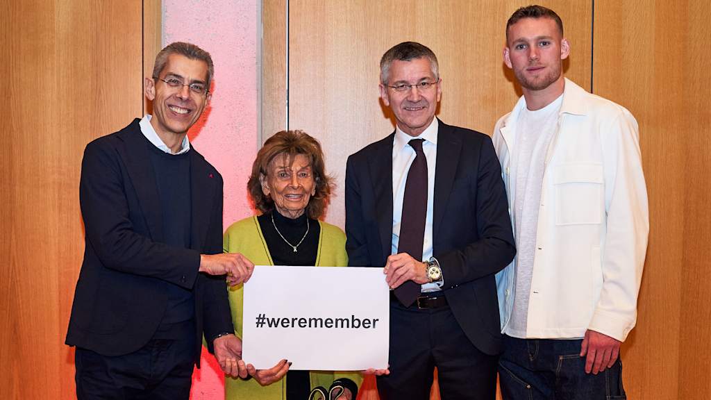 Herbert Hainer, Michael Diederich, Charlotte Knobloch y Daniel Peretz sostienen un cartel con las palabras «Recordamos» para recordar lo sucedido durante el Holocausto.