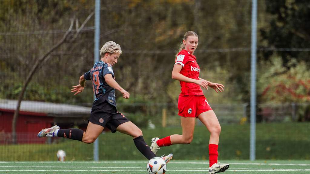 Amelie Roduner mit dem Ball am Fuß im Spiel gegen SC Freiburg II.