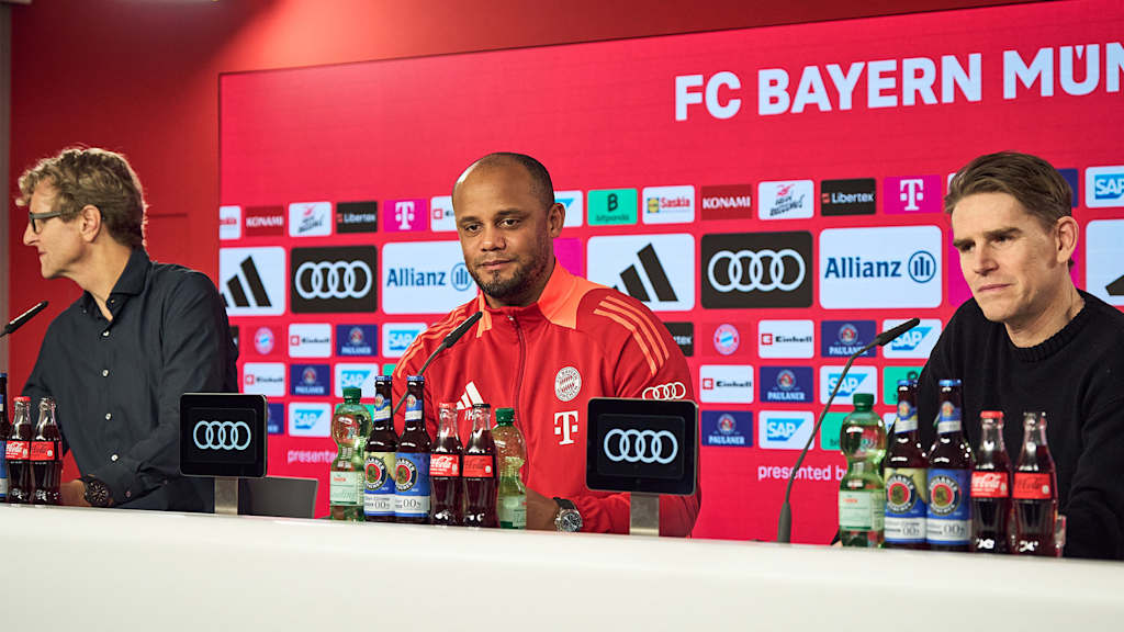 El portavoz de prensa Dieter Nickles, el entrenador Vincent Kompany y el director deportivo Christoph Freund en la rueda de prensa del FC Bayern antes del partido contra el Bremen.