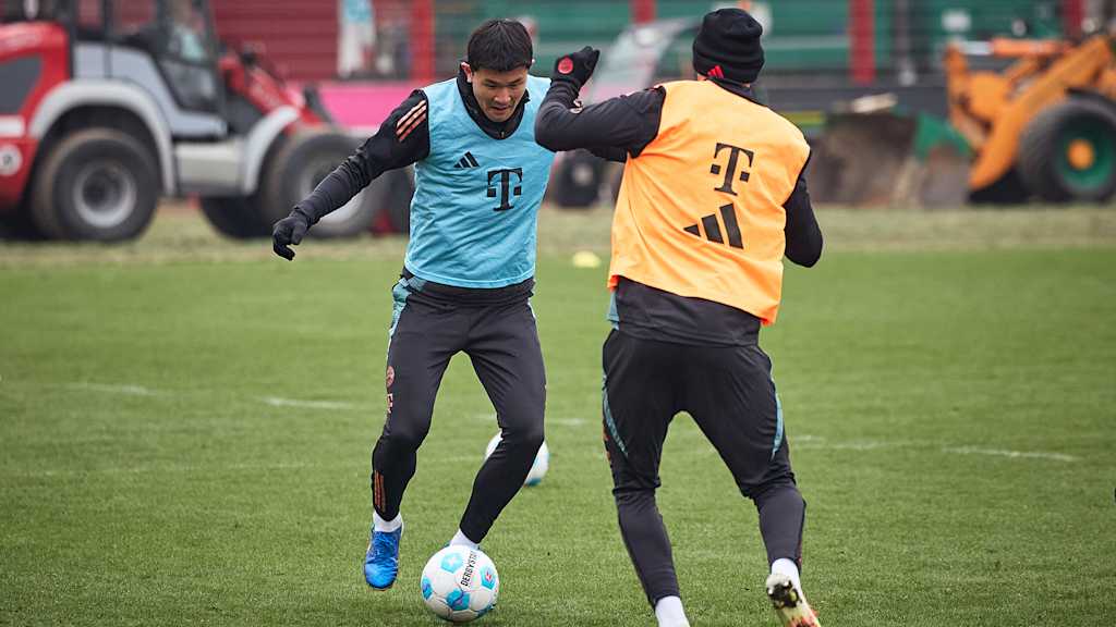 Minjae Kim im Zweikampf im Training des FC Bayern