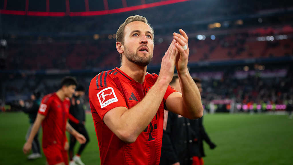 Harry Kane klatscht in Richtung der FC Bayern Fans nach dem Sieg gegen Bremen