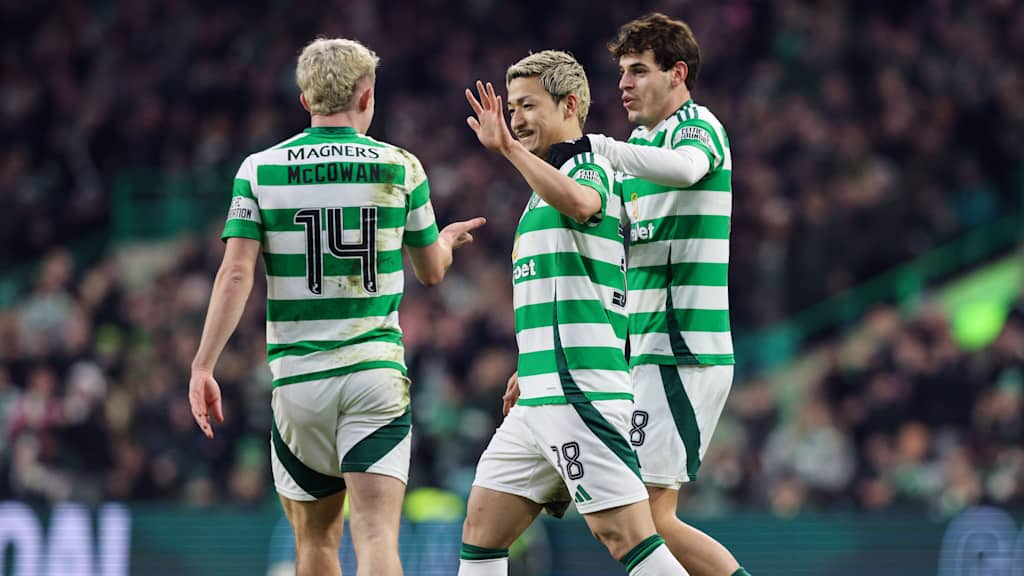 Daizen Maeda del Celtic Glasgow en el partido contra el Raith Rovers