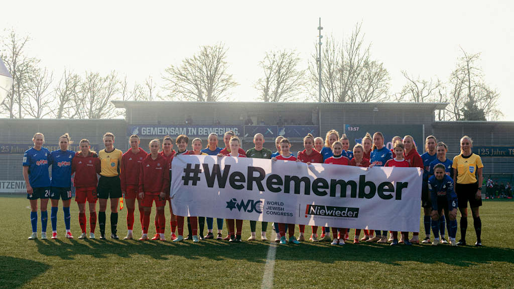 Teams with banner before FC Bayern Women's match at TSG Hoffenheim