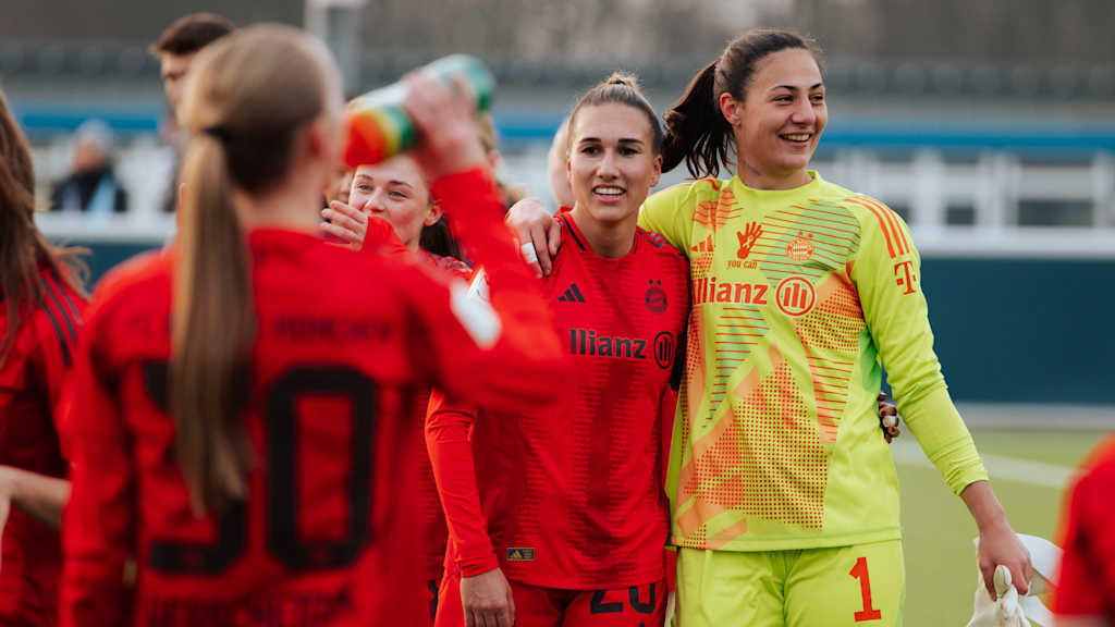 Mala Grohs und Jana Kappes lächelnd Arm in Arm nach dem Sieg gegen den VfL Bochum.