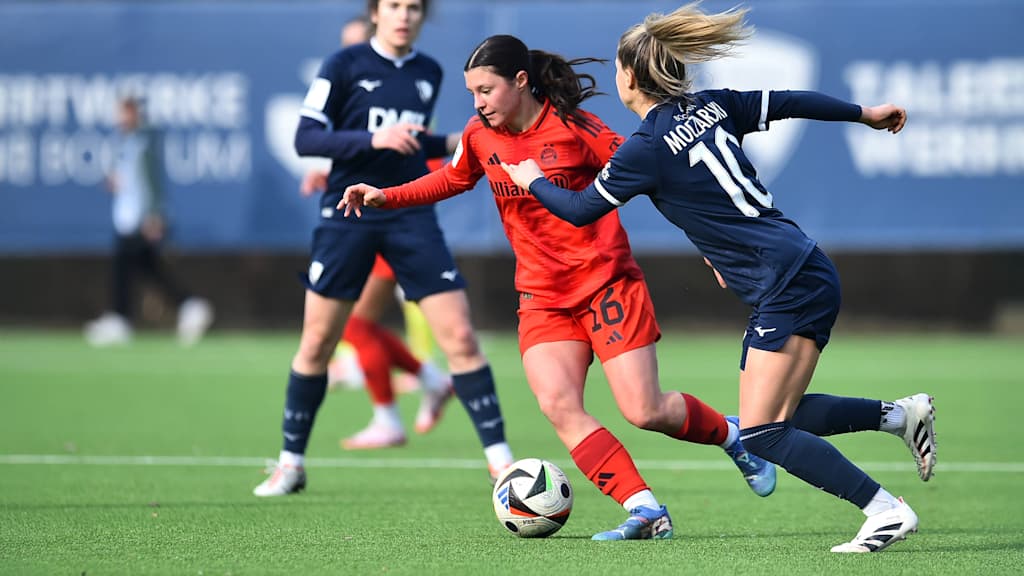 Sophia Weixler der FCB-Frauen II im Zweikampf in der Partie gegen den VfL Bochum.