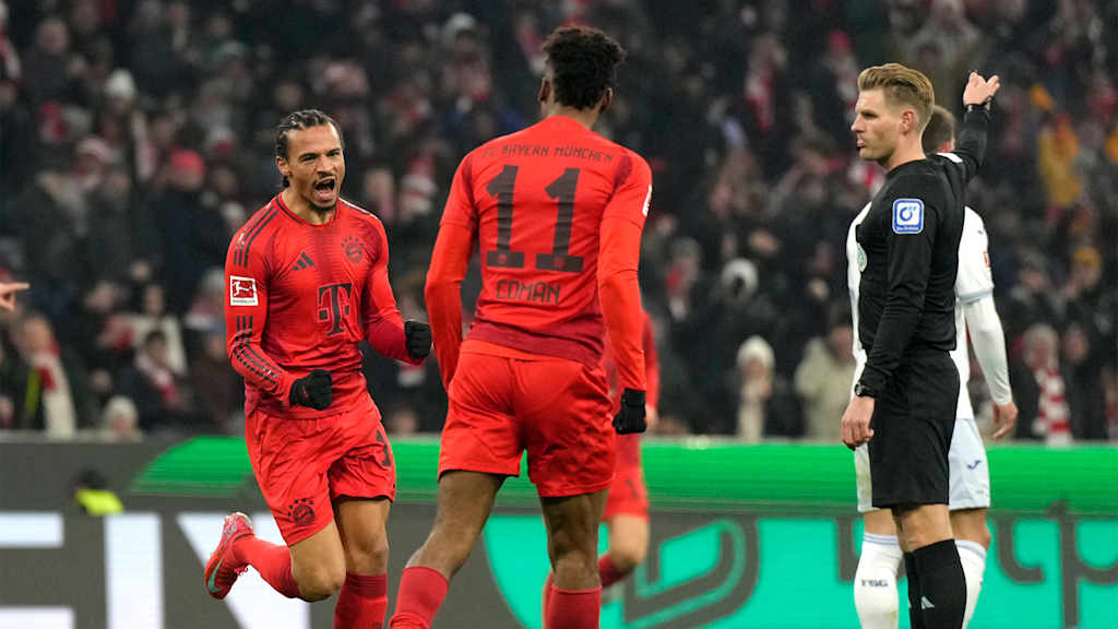 Leroy Sané jubelt, nachdem er das FC Bayern Tor des Monats Januar 2025 erzielt hat.