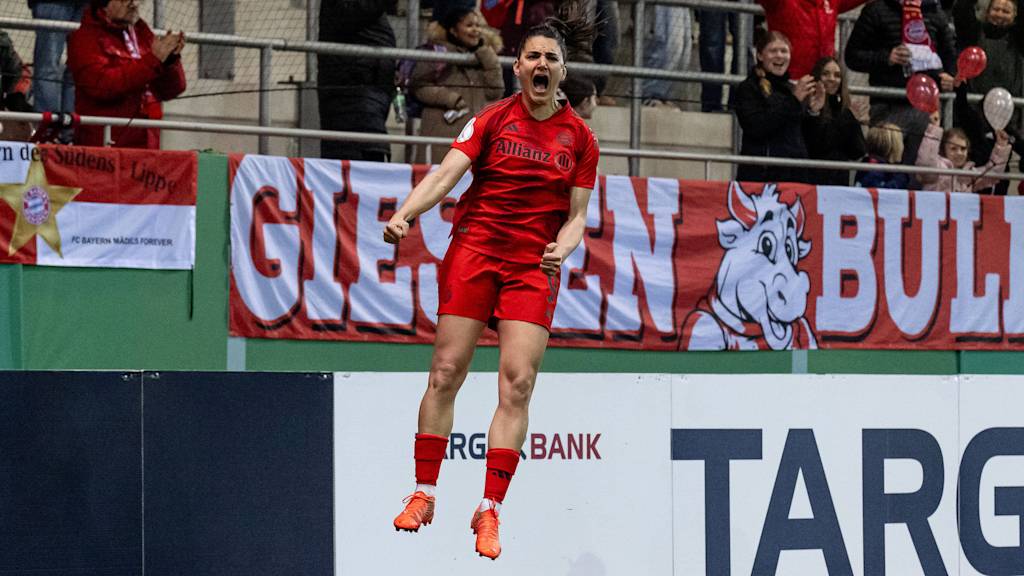 Jovana Damnjanović springt in die Luft und jubelt nach ihrem Tor.