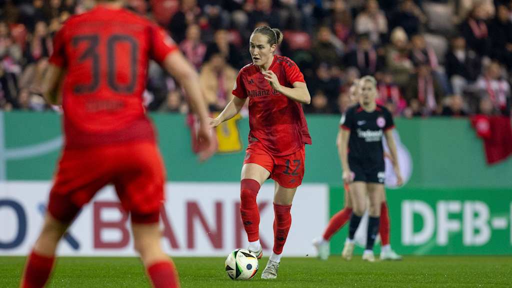 Sydney Lohmann läuft im Spiel gegen die Eintracht Frankfurt mit dem Ball am Fuß über den Platz.