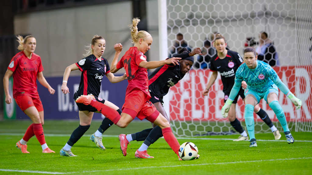 Pernille Harder schießt im Spiel gegen Eintracht Frankfurt auf das Tor.