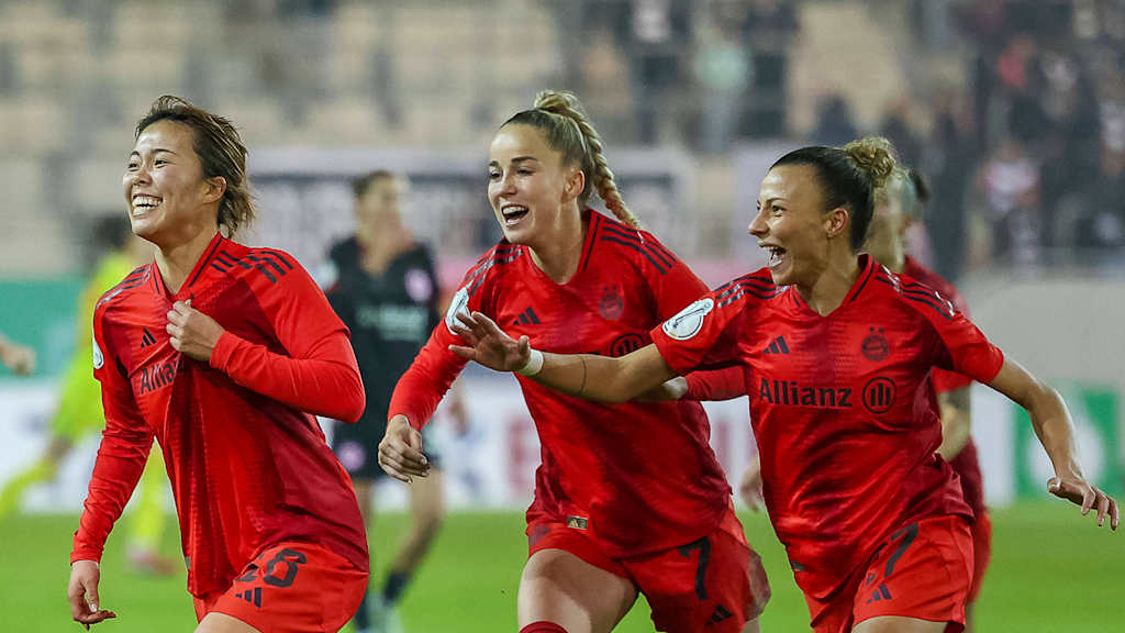 Momoko Tanikawa jubelt mit Giulia Gwinn und Arianna Caruso.
