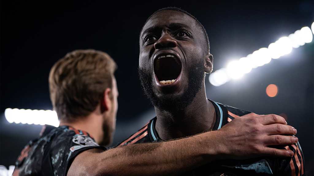 Dayot Upamecano jubelt nach dem 2:0 im Champions League-Spiel des FC Bayern bei Celtic Glasgow