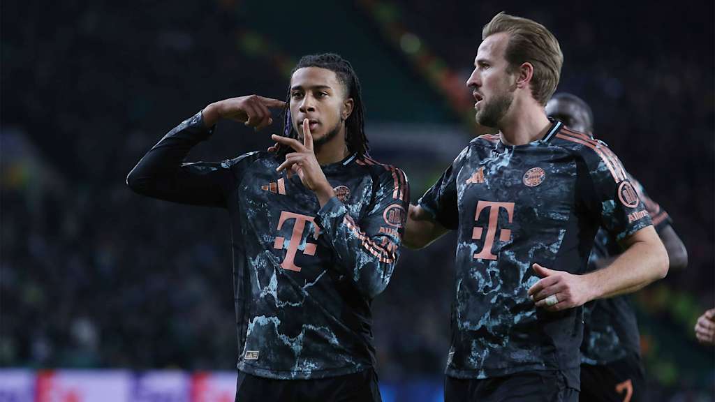 Michael Olise jubelt mit Harry Kane nach dem Tor zum 1:0 im Champions League-Spiel des FC Bayern bei Celtic Glasgow