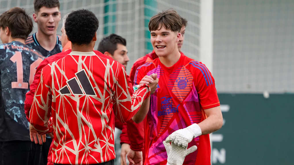 Chivano Wijks und Leon Klanac feiern den Sieg über Betis Sevilla.