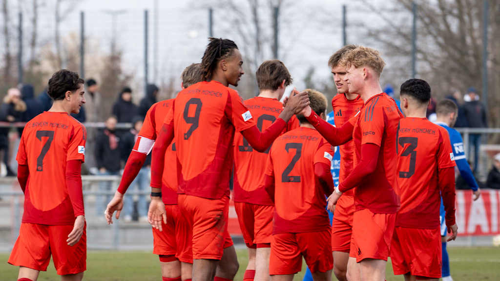Jubel bei den FC Bayern Amateuren nach dem 1:0 durch Kusi-Asare.