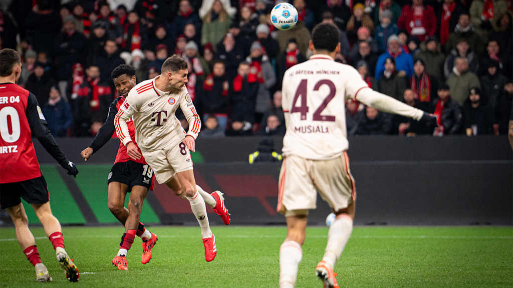 Leon Goretzka köpft aufs Tor im Bundesliga-Spiel des FC Bayern in Leverkusen.