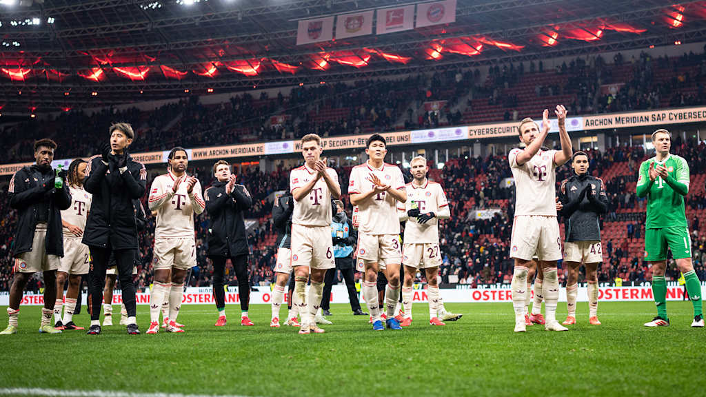 FC Bayern-Spieler applaudieren nach dem 0:0 in Leverkusen in Richtung der Fans.