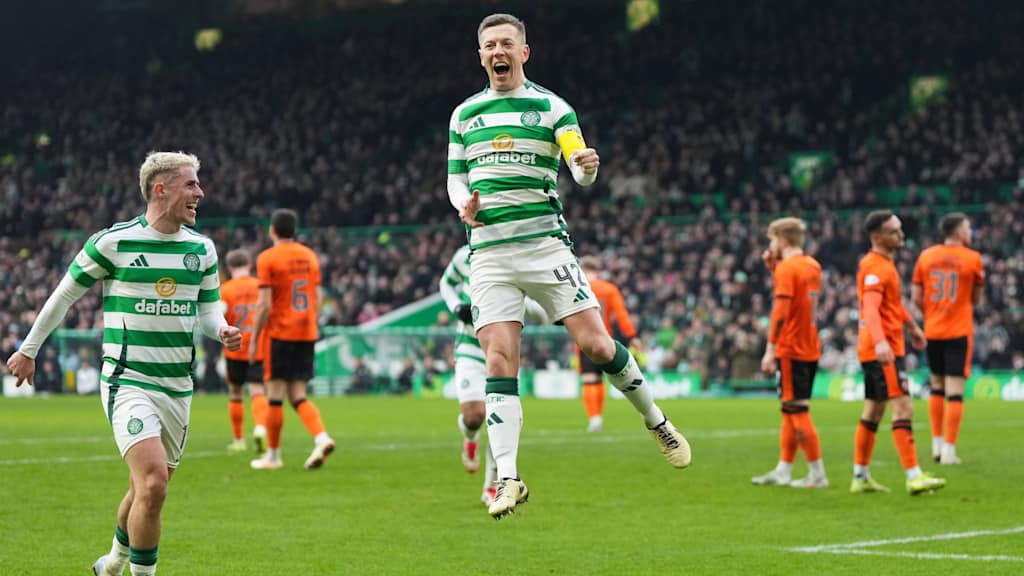 Callum Mc Gregor von Celtic Glasgow bejubelt sein Tor gegen Dundee United.