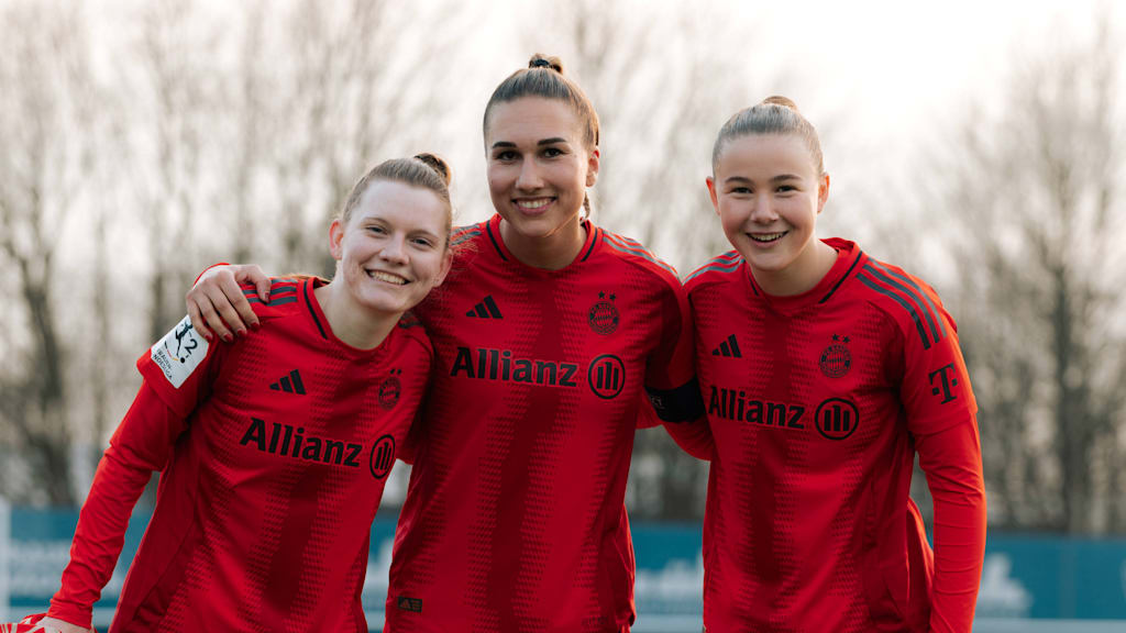 Sarah Ernst, Jana Kappes und Celina Senftl lächelnd Arm in Arm nach dem Sieg gegen den VfL Bochum.