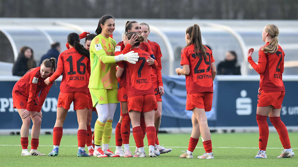 Die zweite Mannschaft der FC Bayern Frauen jubelt nach dem Sieg gegen Bochum.