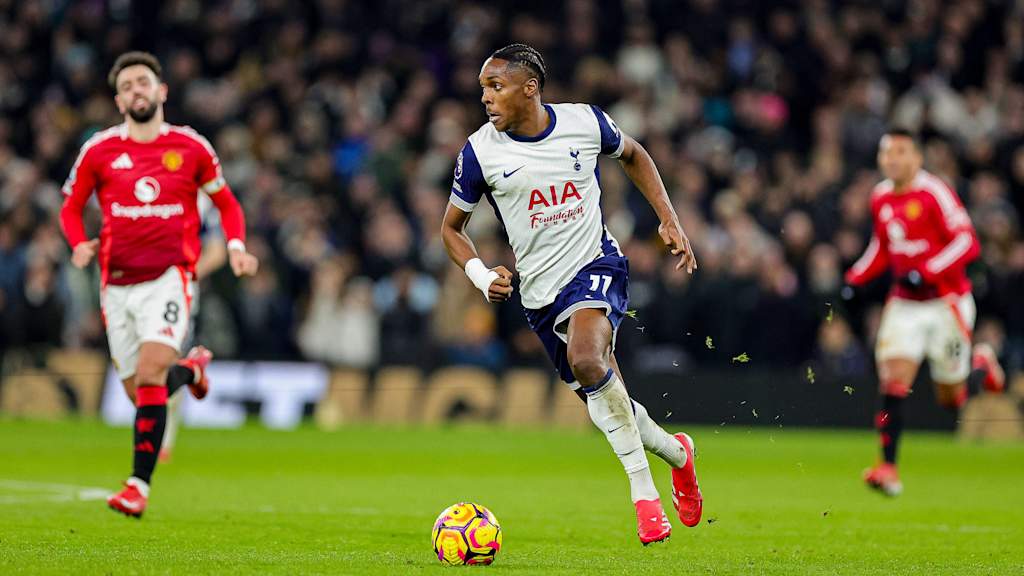 Mathys Tel mit dem Ball am Fuß während des Heimspiels gegen Manchester United.