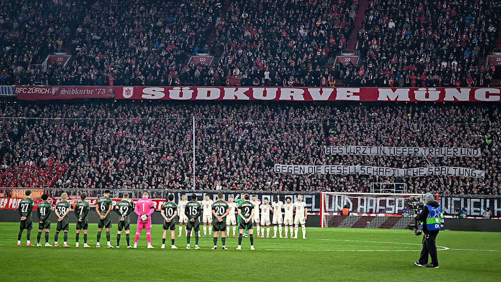 Gedenkminute für die Opfer des Anschlags von München vor Anpfiff der Partie des FC Bayern gegen Celtic Glasgow.