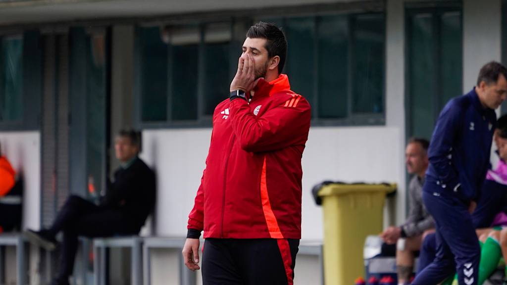Peter Gaydarov gibt im Youth League-Spiel in Sevilla Anweisungen von der Seitenlinie.
