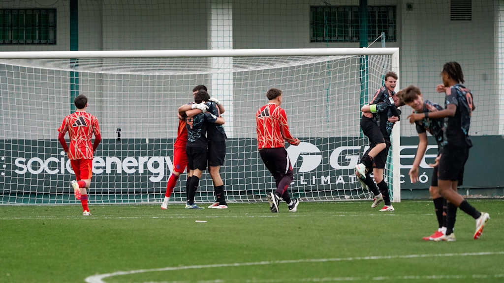 Die FCB-U19 jubelt nach dem Abpfiff über den Einzug ins Achtelfinale.