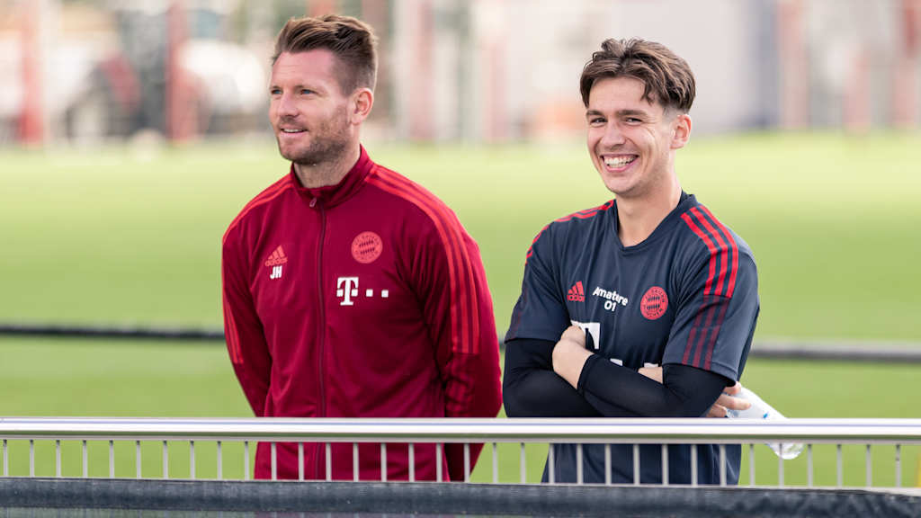 Lukas Schneller und Athletiktrainer Jan-Philipp Hestermann am Spielfeldrand beim Training der FCB-Amateure.