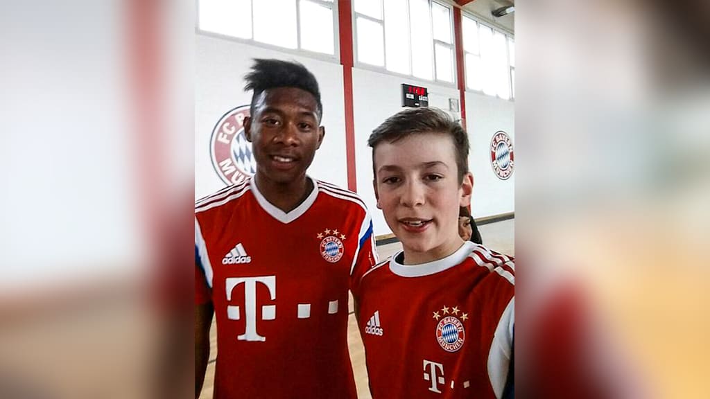 Lukas Schneller macht ein Selfie mit David Alaba in einer Turnhalle.