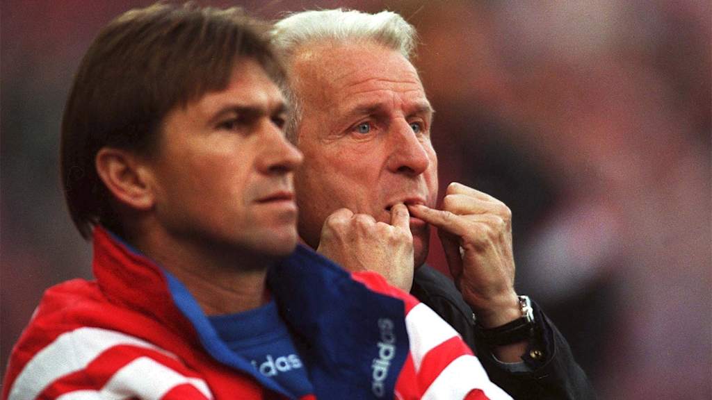 Giovanni Trapattoni pfeift mit den Fingern, neben ihm Klaus Augenthaler