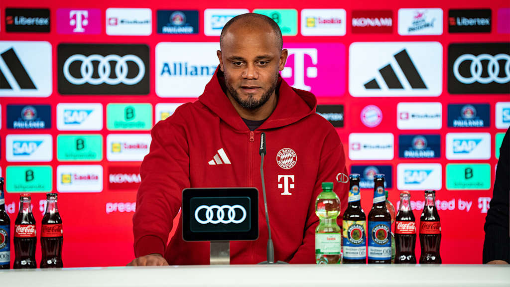 Vincent Kompany responde a las preguntas de la rueda de prensa del FC Bayern