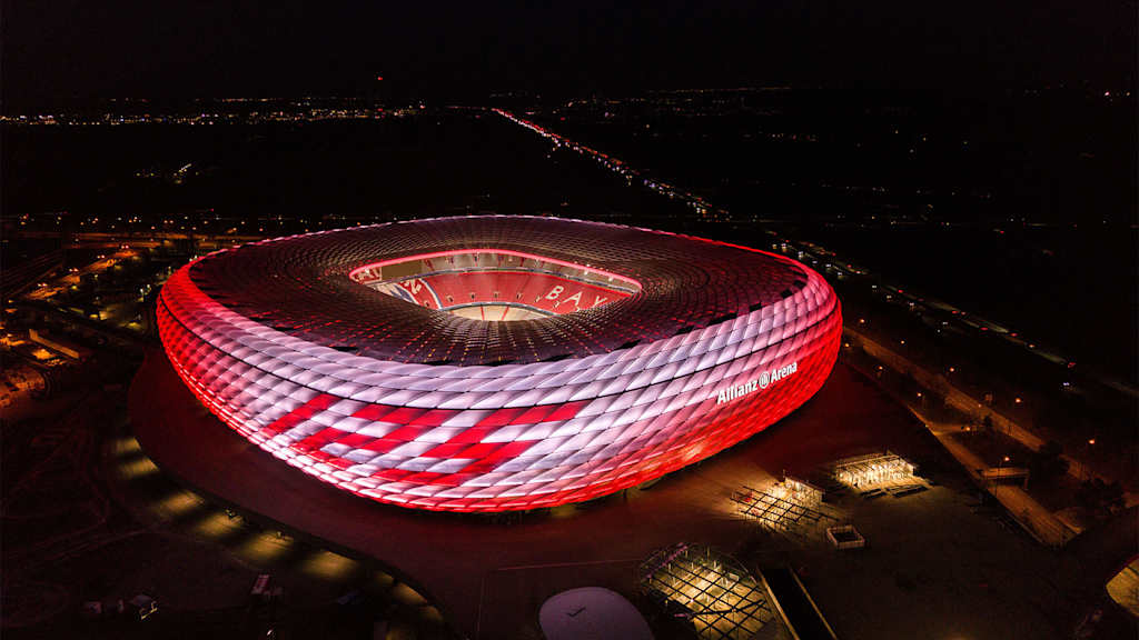 Allianz Arena leuchtet bei Nacht in Weiß mit roter 125 darauf