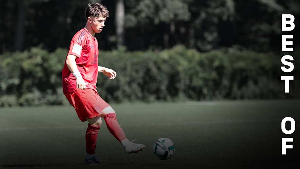 Tim Binder von der FCB-U19 am Ball.