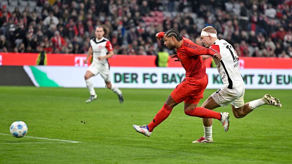 Serge Gnabry trifft im roten Trikot gegen Frankfurt.