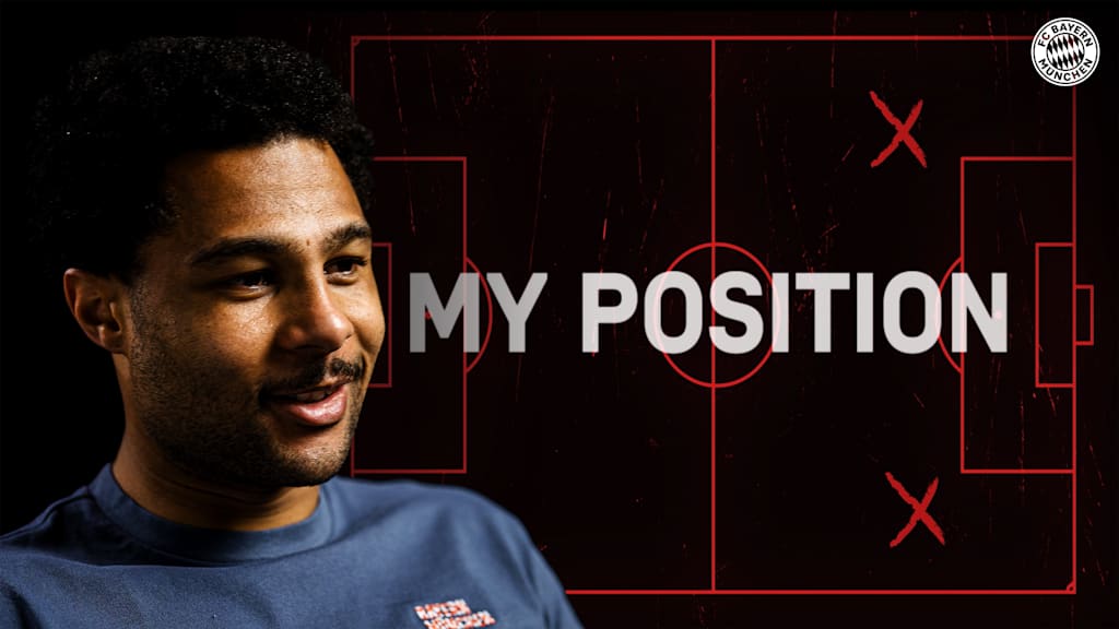 Serge Gnabry sitzt vor einem schwarzen Hintergrund.