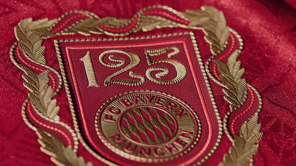 125 años FC Bayern escudo