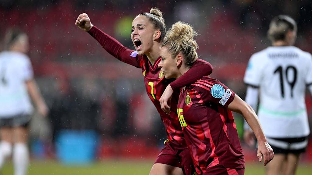 Arm in arm, Linda Dallmann and Giulia Gwinn celebrate the DFB Women's victory over Austria.