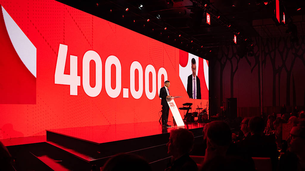 Herbert Hainer präsentiert die Mitgliederzahl 400.000 in einer Rede bei der Jubiläumsfeier des FC Bayern