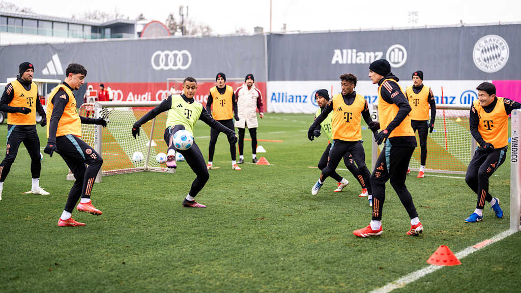 Tarek Buchmann am Ball im Training des FC Bayern vor dem Bundesliga-Spiel in Leverkusen.