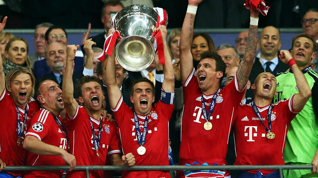 Philipp Lahm, Thomas Müller and other FC Bayern players celebrate with the trophy after winning the 2013 Champions League final against Borussia Dortmund at Wembley.