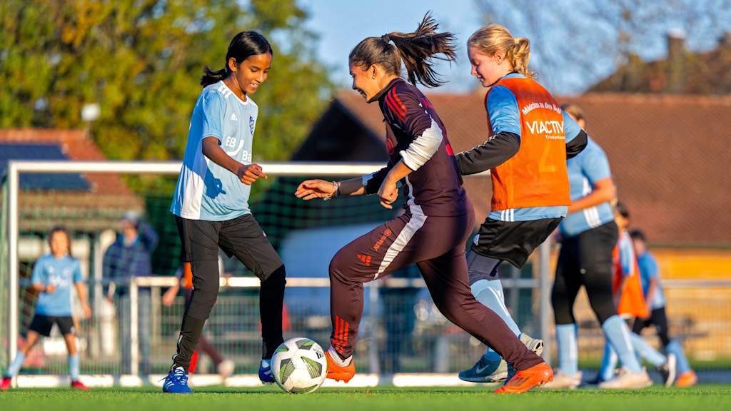 Bayern’s second team has been helping young female footballers and conveys important values with ‘Mädchen an den Ball’.