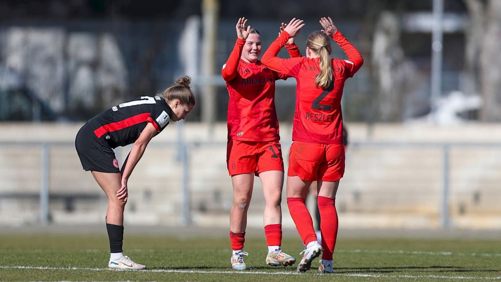 Die FC Bayern Frauen II freuen sich nach dem Führungstreffer in Frankfurt.