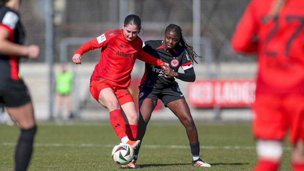 Spielerin der FC Bayern Frauen II im Zweikampf mit einer Spielerin der Eintracht Frankfurt II.