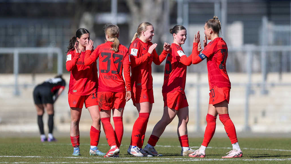 Die FCB-Frauen II bejubeln einen Treffer gegen Eintracht Frankfurt II.