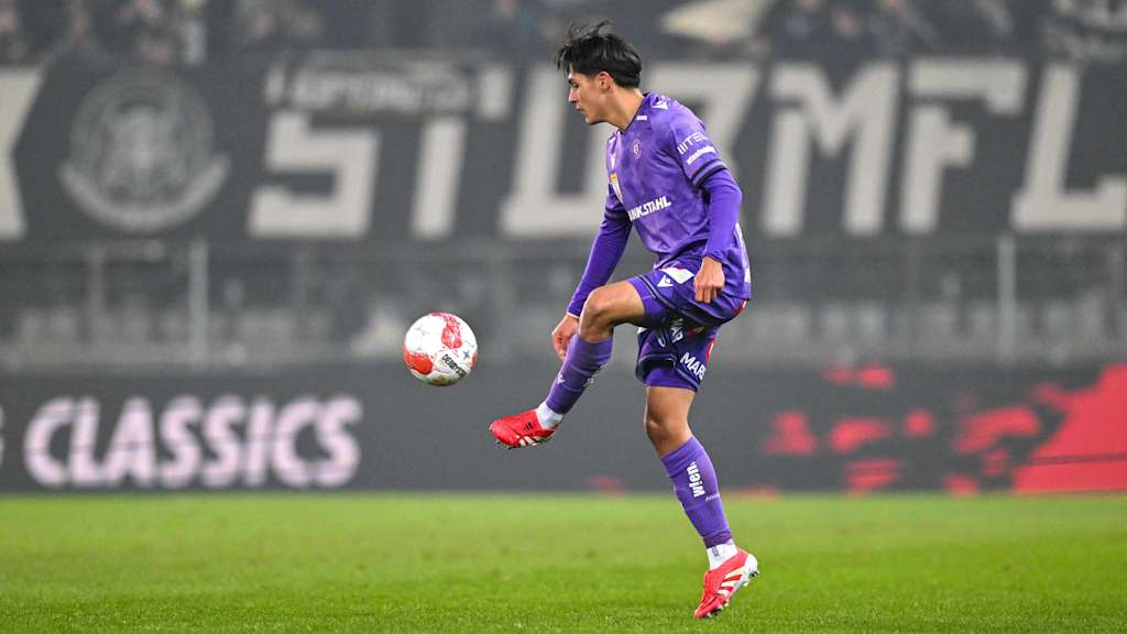 Matteo Pérez Vinlöf controls the ball against Sturm Graz.