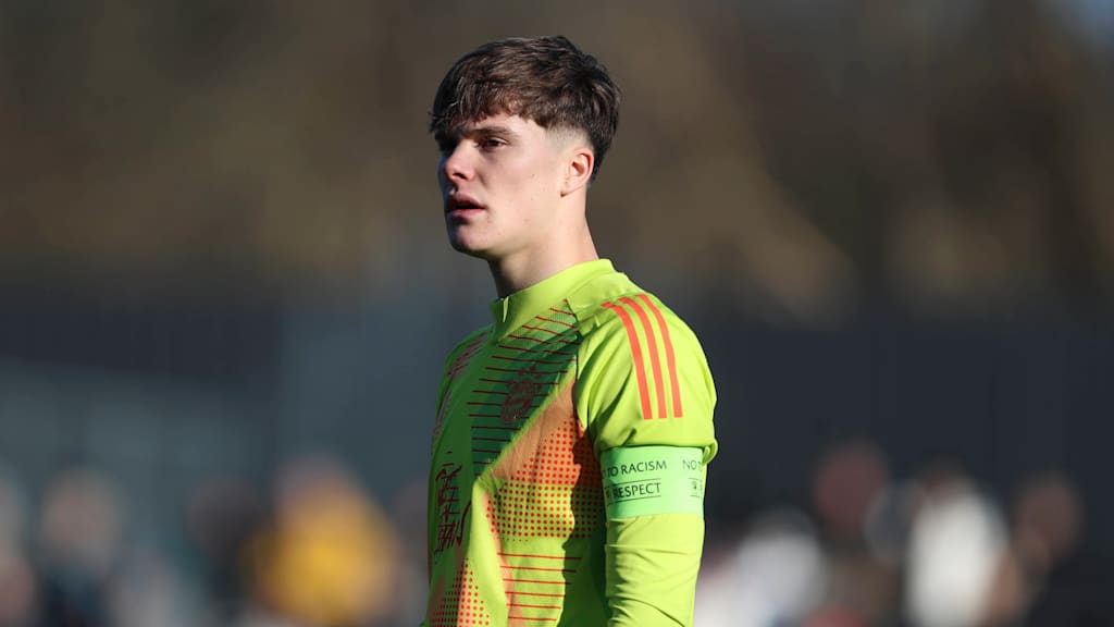 Leon Klanac im Tor der FC Bayern U19.